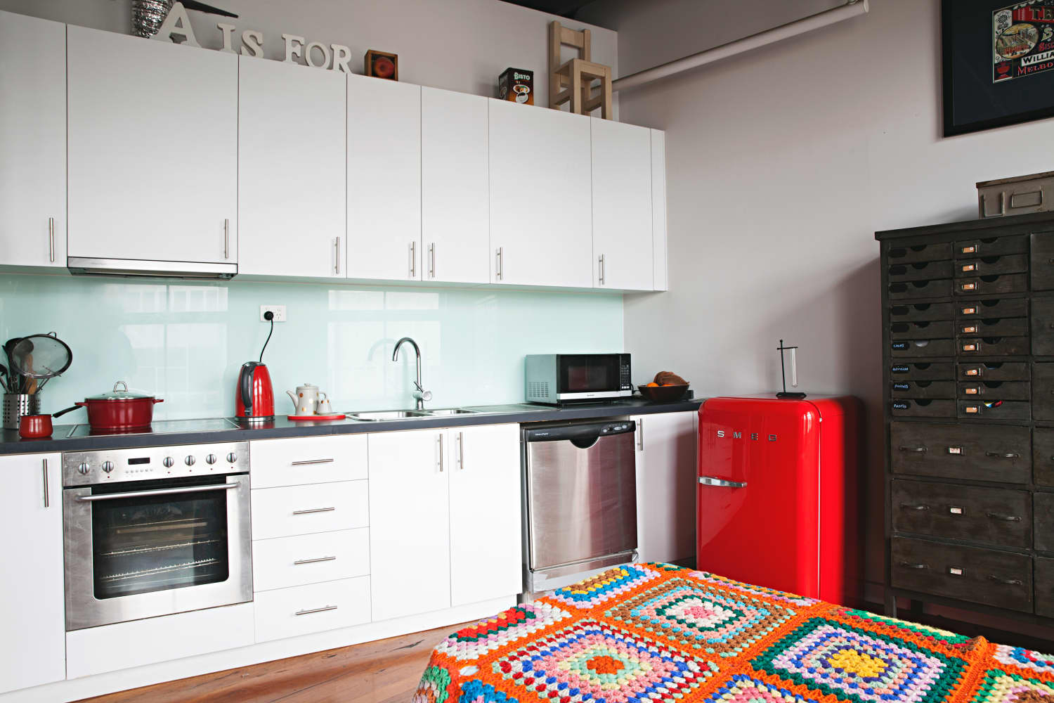 Glass Backsplashes Are the “It” Kitchen Trend of 2024 Apartment Therapy
